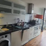 Ensuite Room In Canary Wharf Top-Floor Apartment
