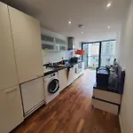 Ensuite Room In Canary Wharf Top-Floor Apartment