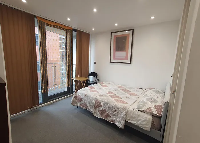 Ensuite Room In Canary Wharf Top-Floor Apartment