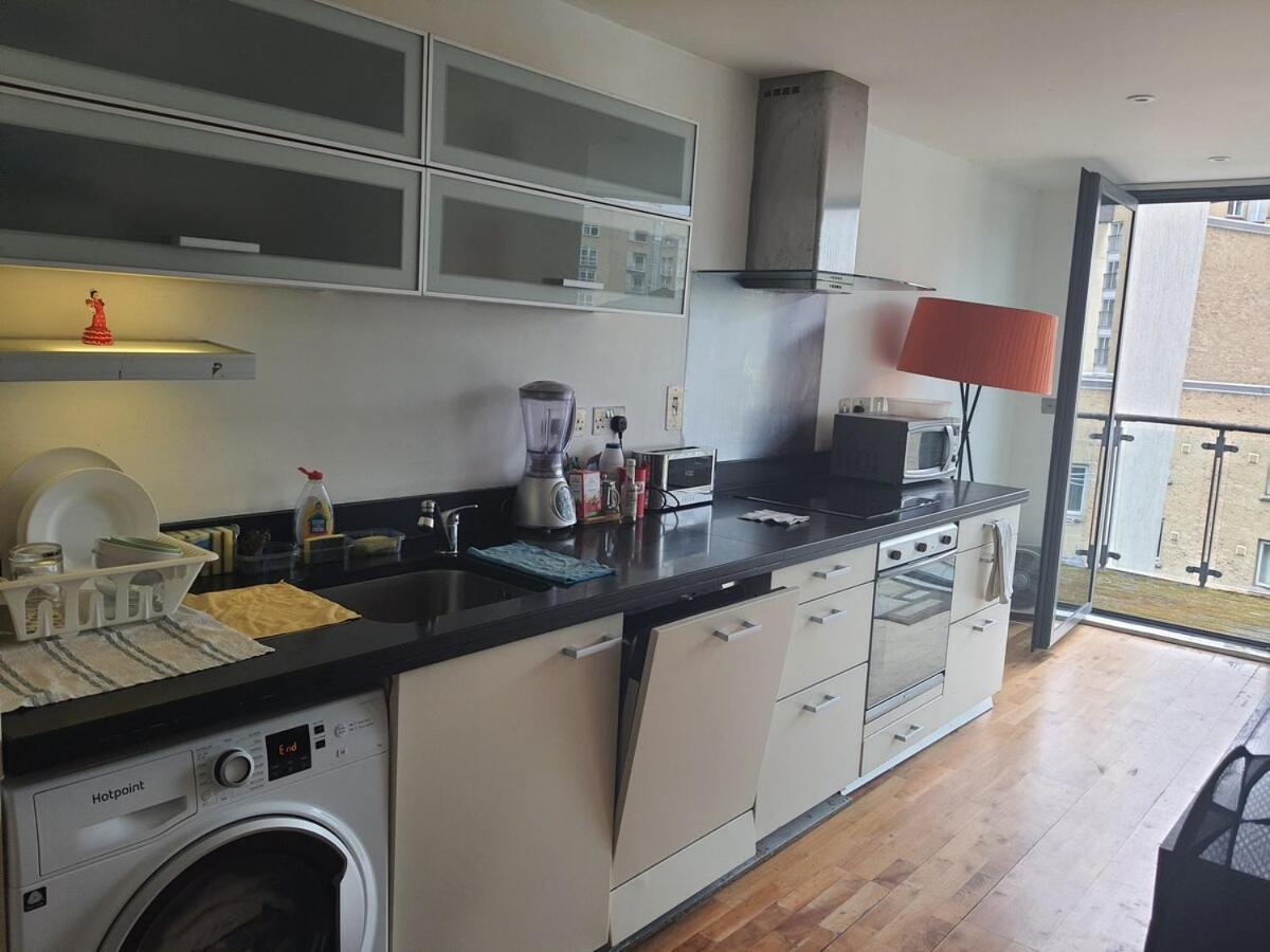 Ensuite Room In Canary Wharf Top-Floor Apartment *